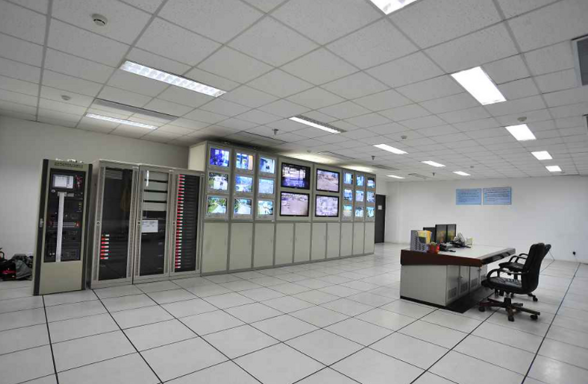 安防監控機房工程施工包括以下步驟: